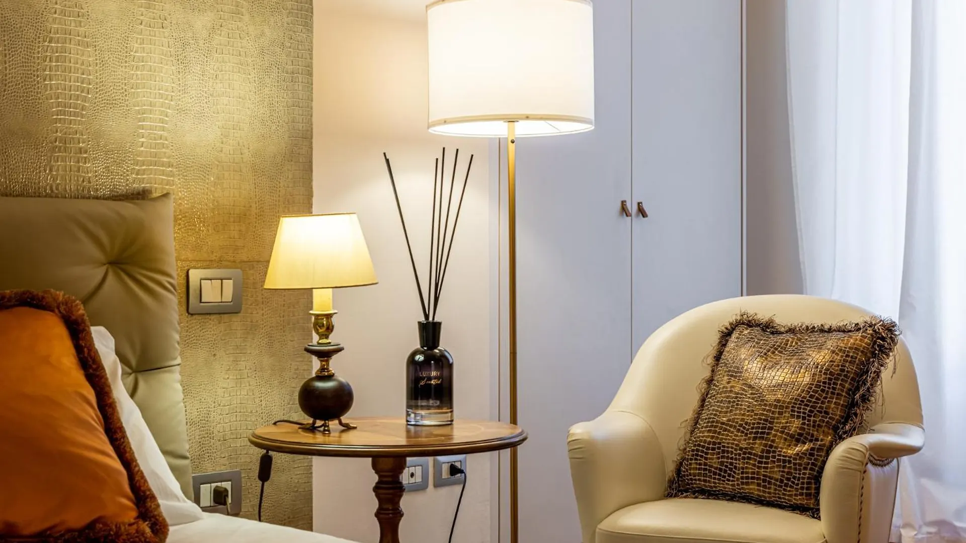 Luxury, Modern & Charming Apt Near Central Station Milan Apartment