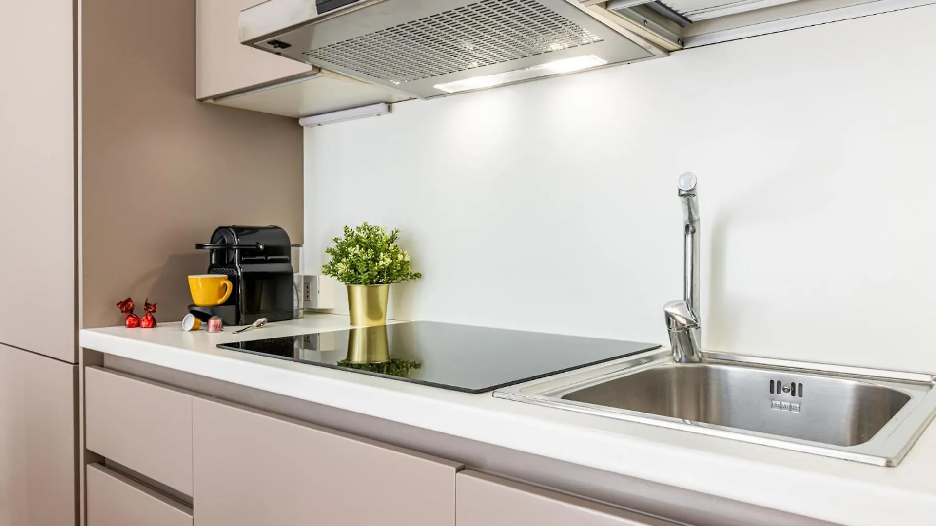 Luxury, Modern & Charming Apt Near Central Station Milan 0*,