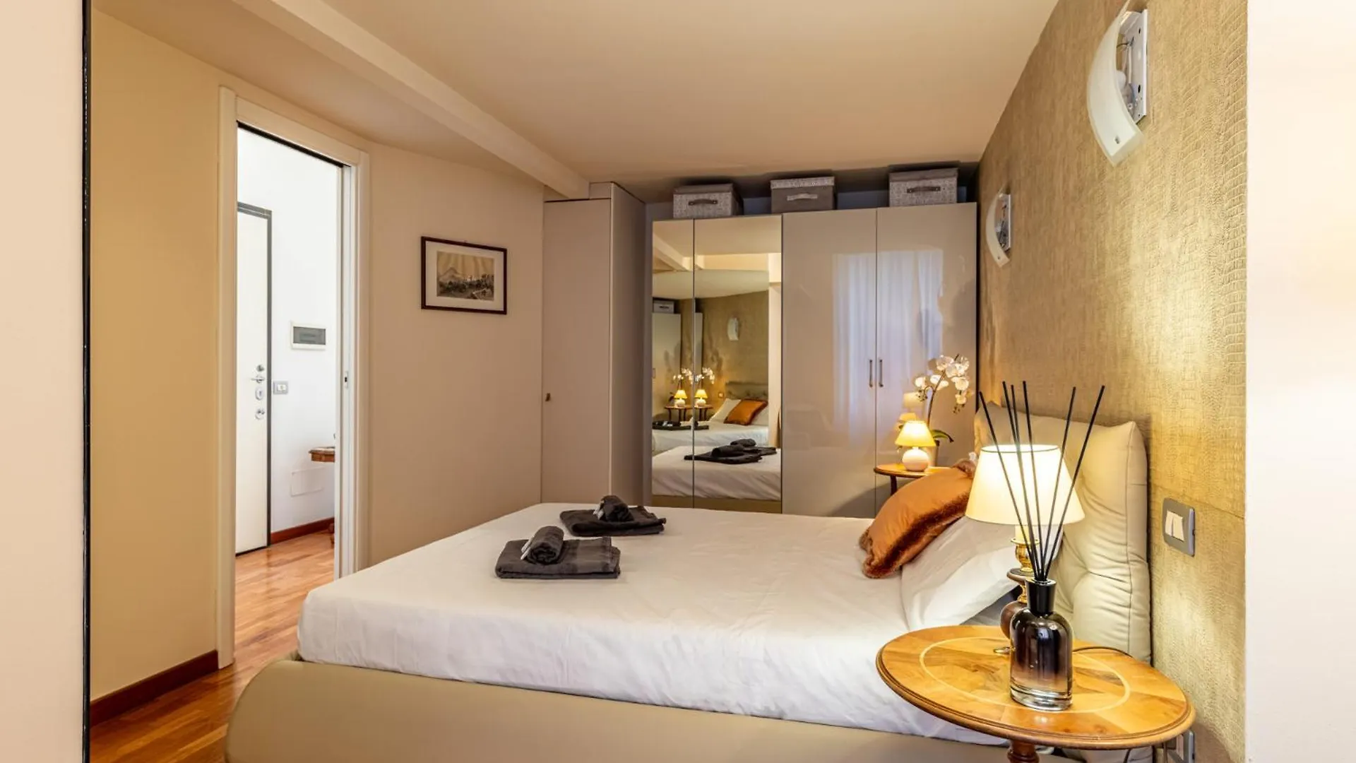 Luxury, Modern & Charming Apt Near Central Station Milan Apartment