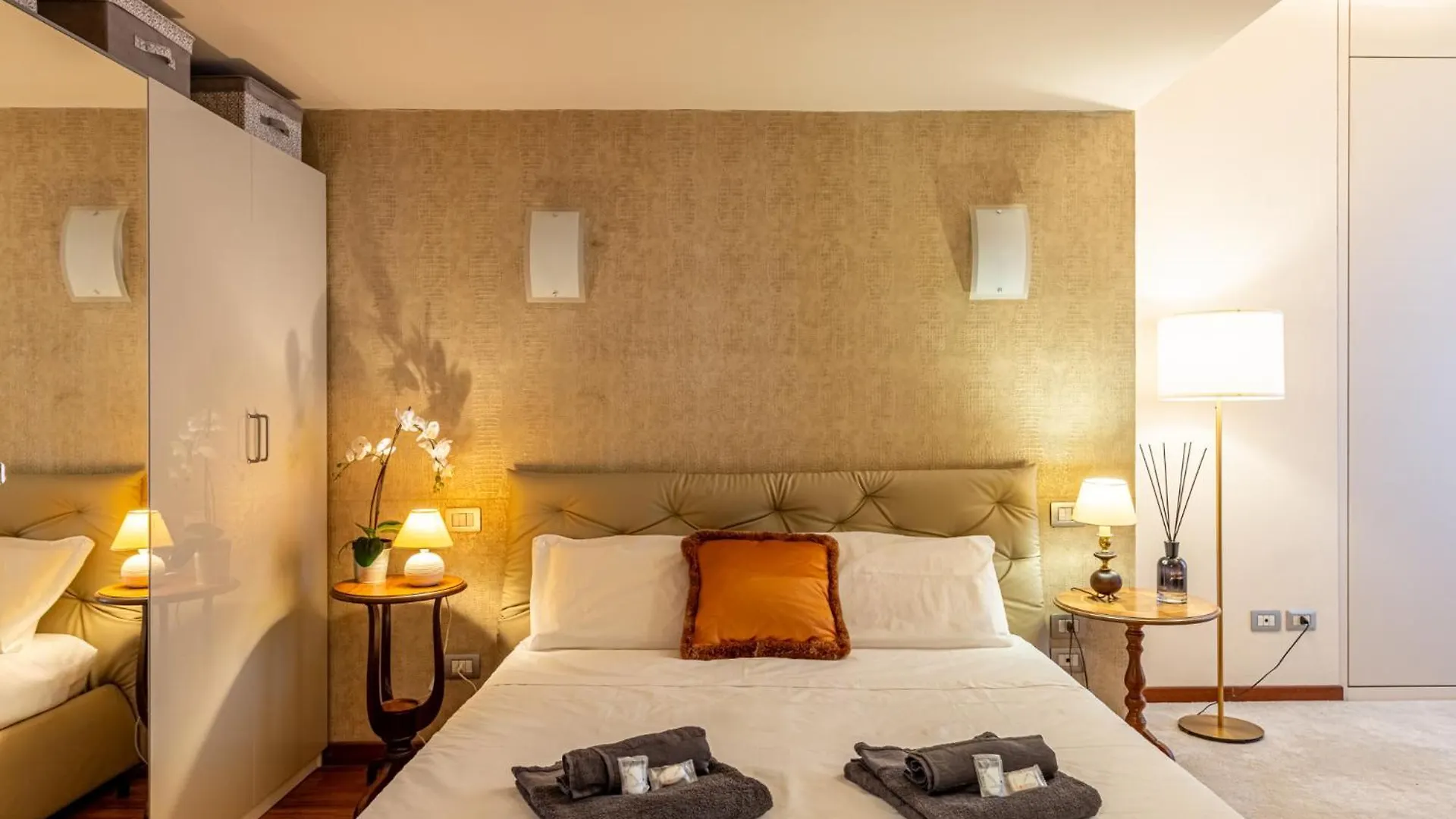 Apartment Luxury, Modern & Charming Apt Near Central Station Milan Italy