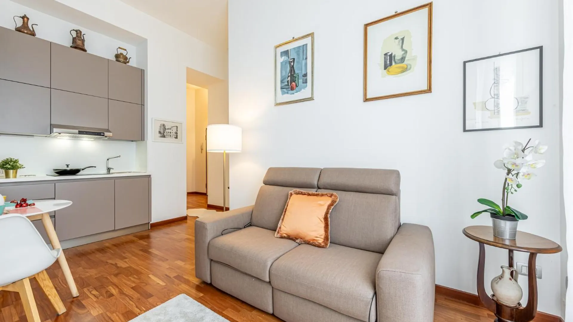 Luxury, Modern & Charming Apt Near Central Station Milan Apartment