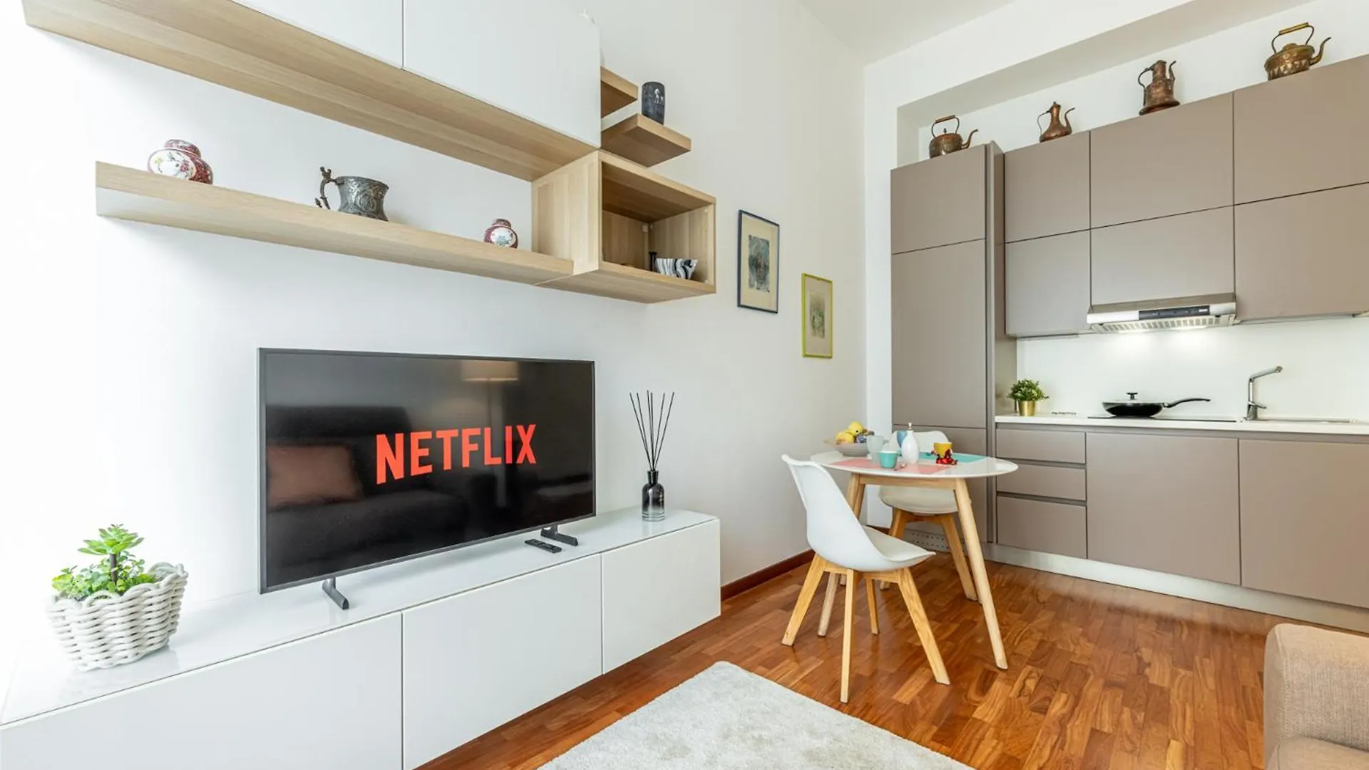 Luxury, Modern & Charming Apt Near Central Station Milan Apartment