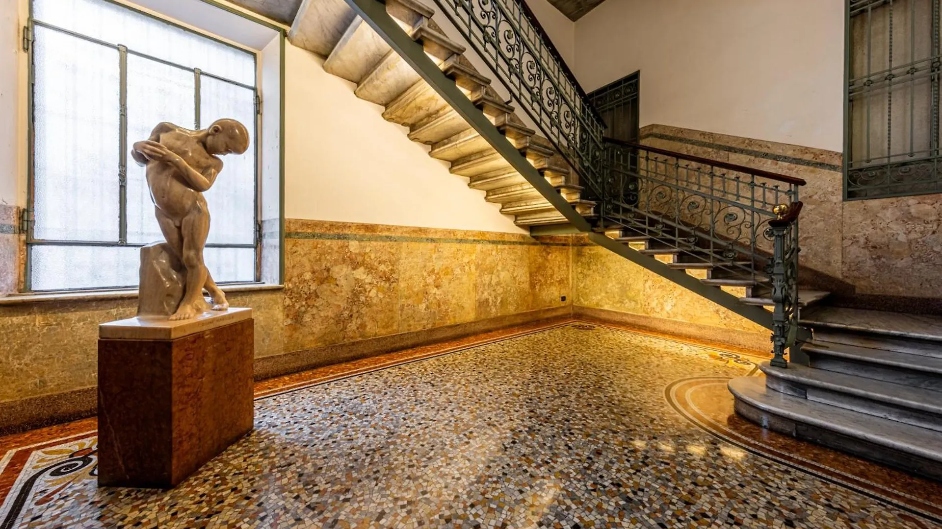 Luxury, Modern & Charming Apt Near Central Station Milan Apartment